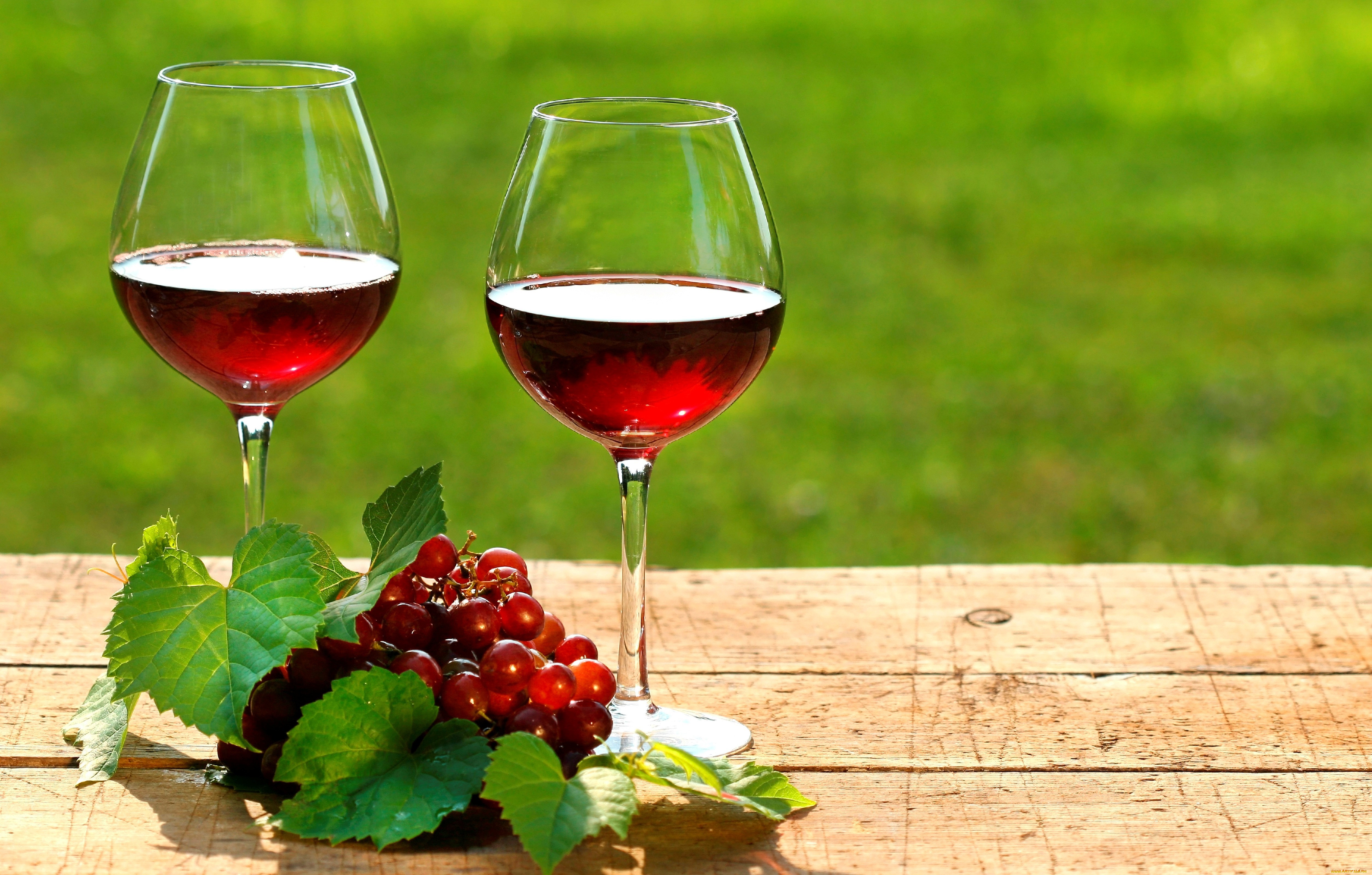 Розовое вино виноград. Красное вино. Фужер с вином. Бокал красного вина. Красное вино в бокале.